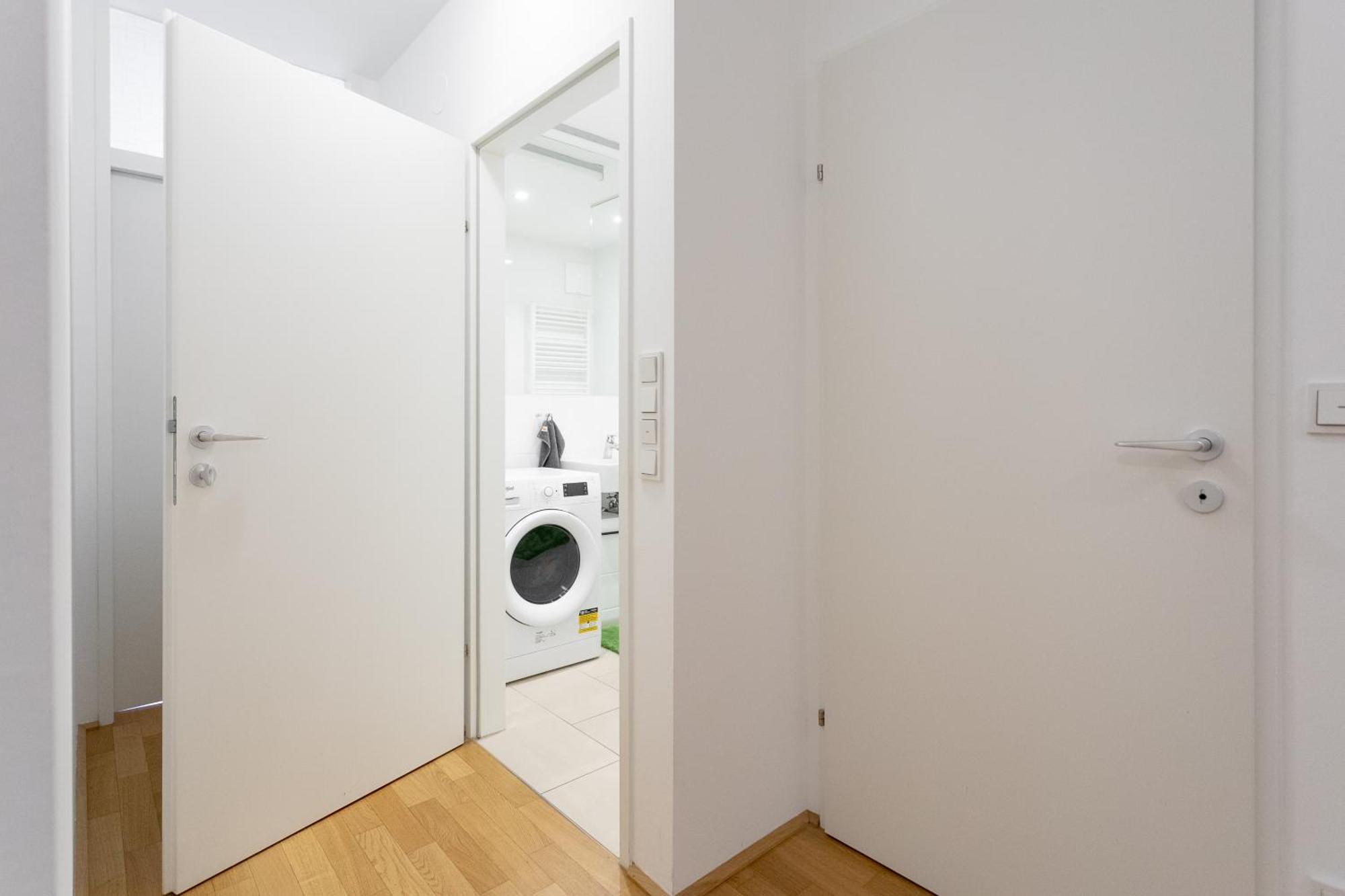 Private Room With Ac- Microwave, Personal Fridge & Metro Access - 7 Min To Center Bécs Kültér fotó