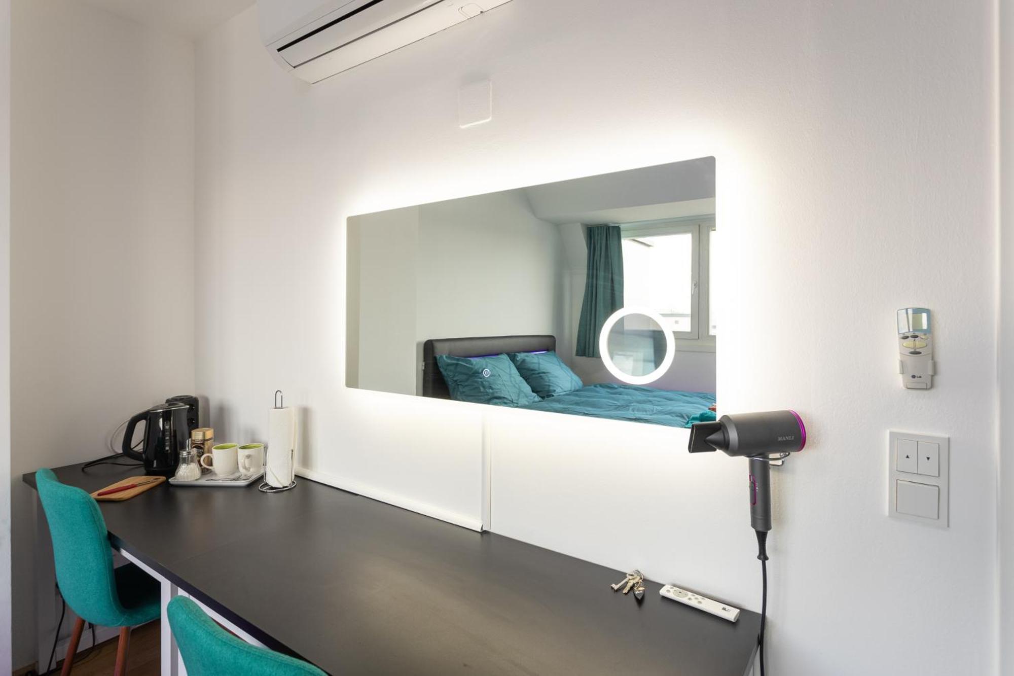 Private Room With Ac- Microwave, Personal Fridge & Metro Access - 7 Min To Center Bécs Kültér fotó