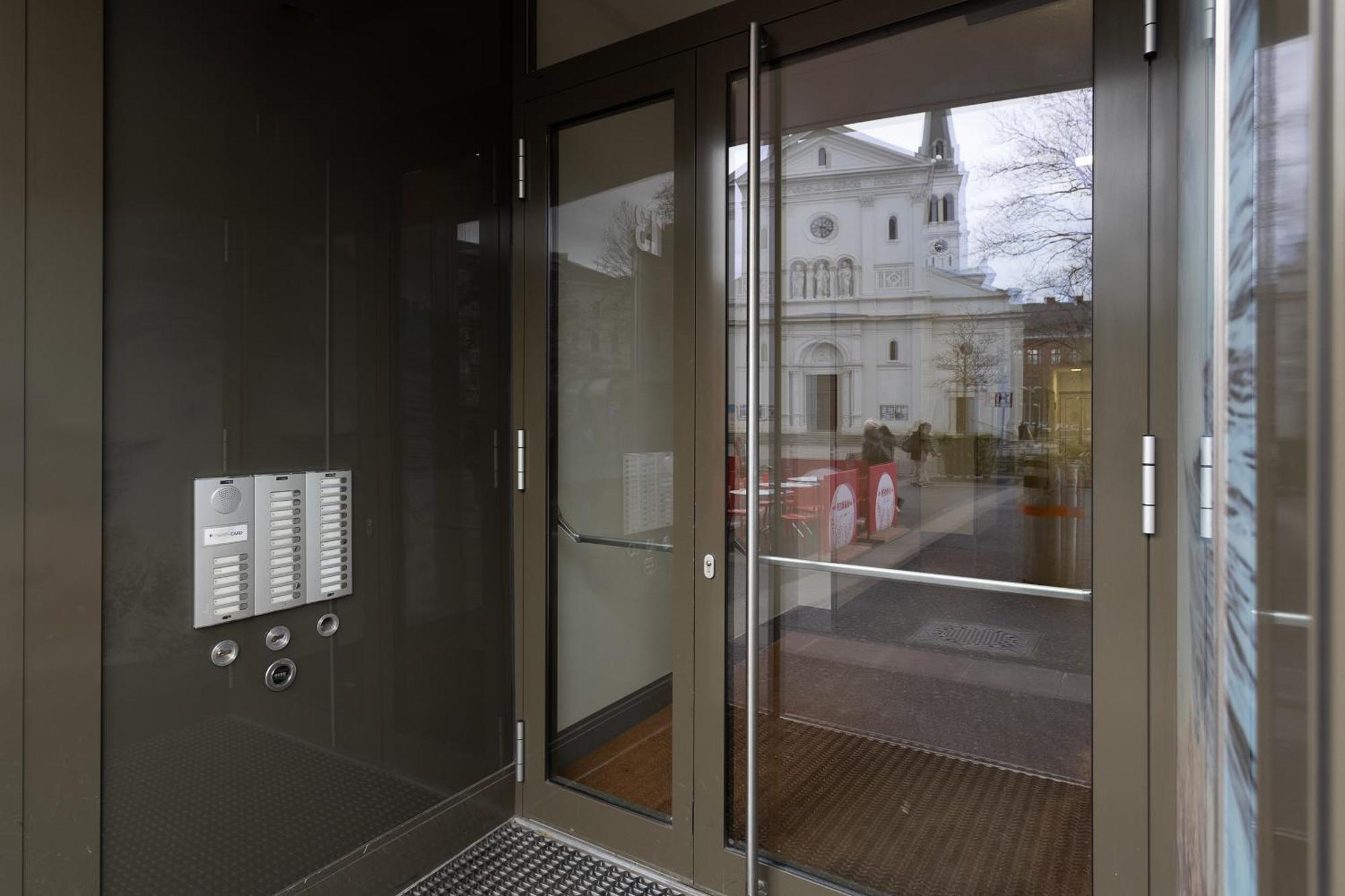 Private Room With Ac- Microwave, Personal Fridge & Metro Access - 7 Min To Center Bécs Kültér fotó
